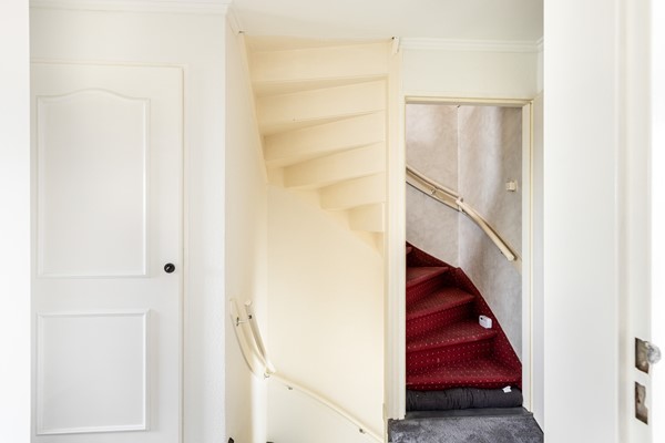 Foto - Te koop: Ruime 2-onder-1-kapwoning met dubbele garage, eigen oprit en fijne tuin